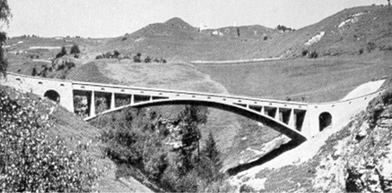 Pont sur le Val Tschiel (GR/CH), 1925, ing. R. Maillart: la poutre disposée sur l’arc très élancé a ...