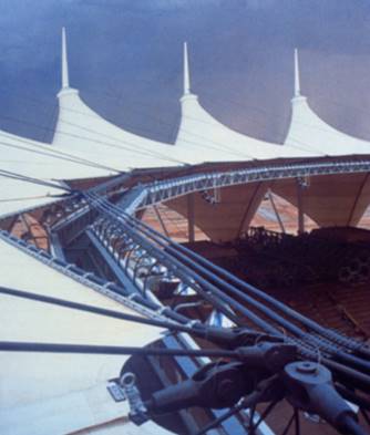 Membranes ancrées à des câbles : King Fahd Stadium, Riyadh, 1985, arch. Ian fraser, John Roberts & ...