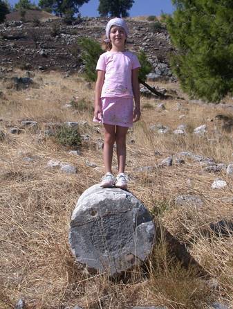 Une personne debout sur la surface de la terre comme exemple d’un corps soumis à l’attraction de ...