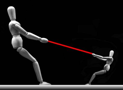 Deux personnes qui se tiennent en équilibre avec une corde : le jeu des forces est similaire à ...