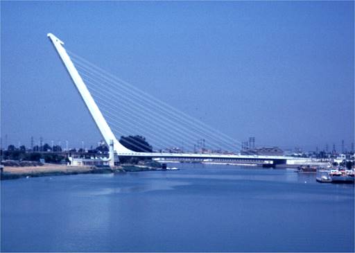 Pont d’Alamillo à Séville, 1992, arch.+ ing. S. Calatrava. Le poids du tablier est contrebalancé ...